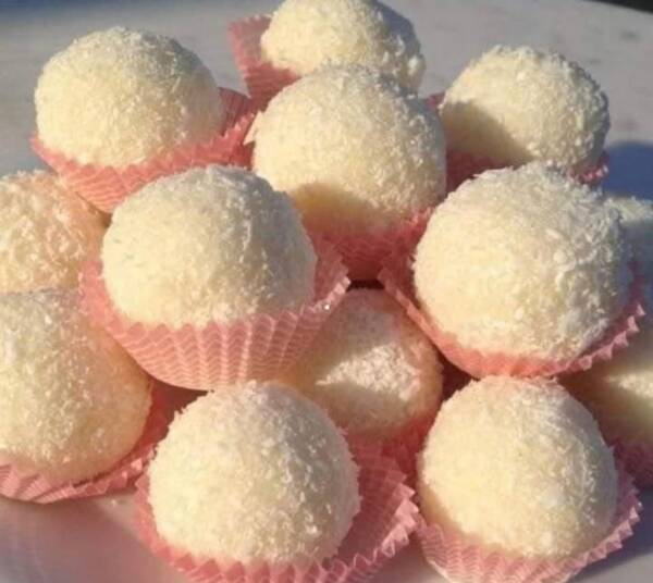 Boules de Coco (Algerian Coconut Snowballs)
